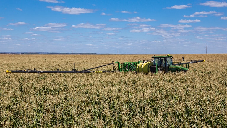 Pulverizador M4025 em campo.