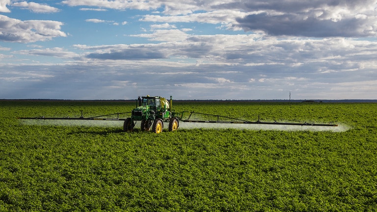 Pulverizador M4040 em campo.