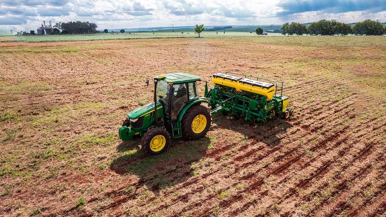 Plantadeira 1107 no campo