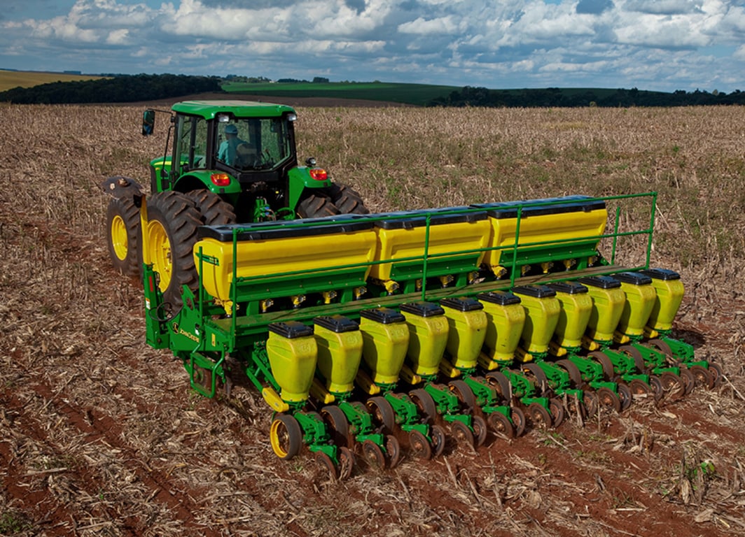 M A Maquinas Agricolas 1113 Serie 1100 Plantadeiras John Deere Br M A Maquinas Agricolas Trator jd 7225j plantando no piloto com tanden 20 linhas, duas jd 1109. plantadeiras john deere