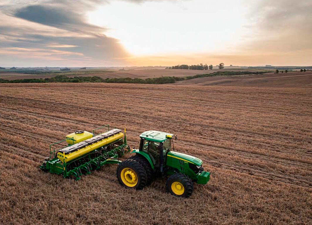 2113 Serie 2100 Plantadeiras John Deere Br Mulher velha agricultor plantando batatas em seu jardim. plantadeiras john deere