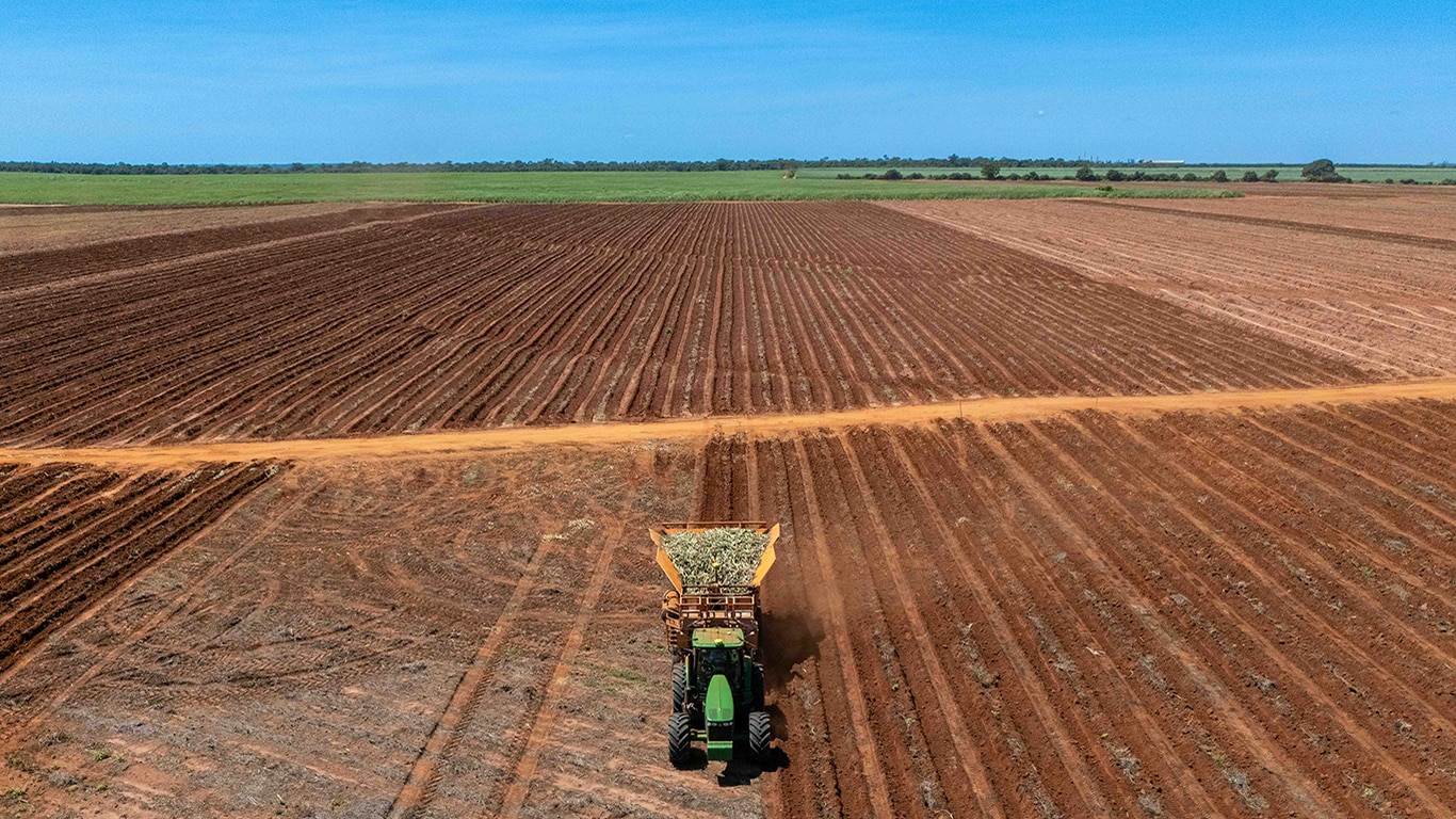 Trator com plantadeira de cana de açucar visto de cima, realizando o plantio utilizando autopath e ATIG.