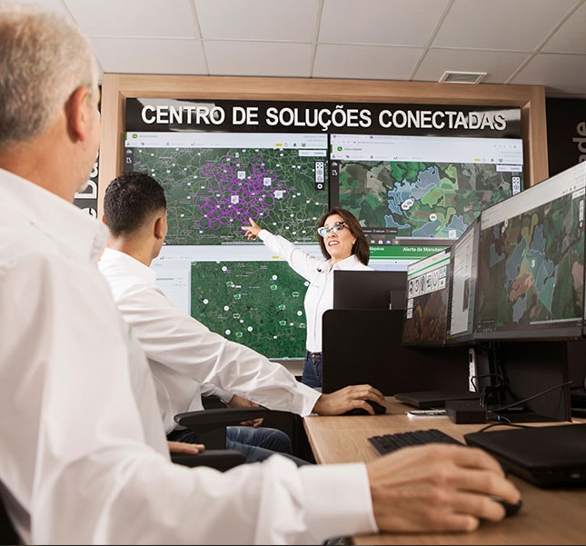Pessoas trabalhando no Centro de Soluções Conectadas