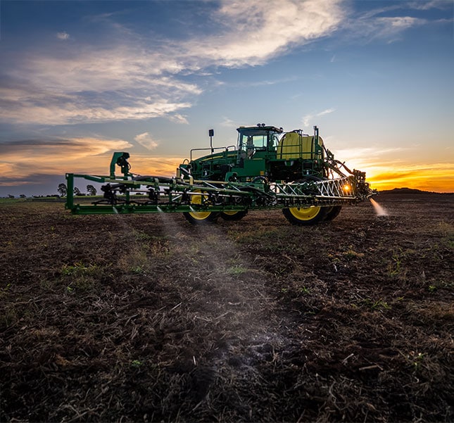 Pulverizador John Deere demonstrando o See & Spray Select em Pré Emergência.