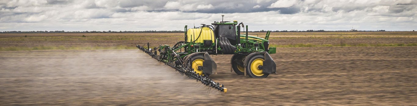 Pulverizador John Deere demonstrando o See & Spray Select.