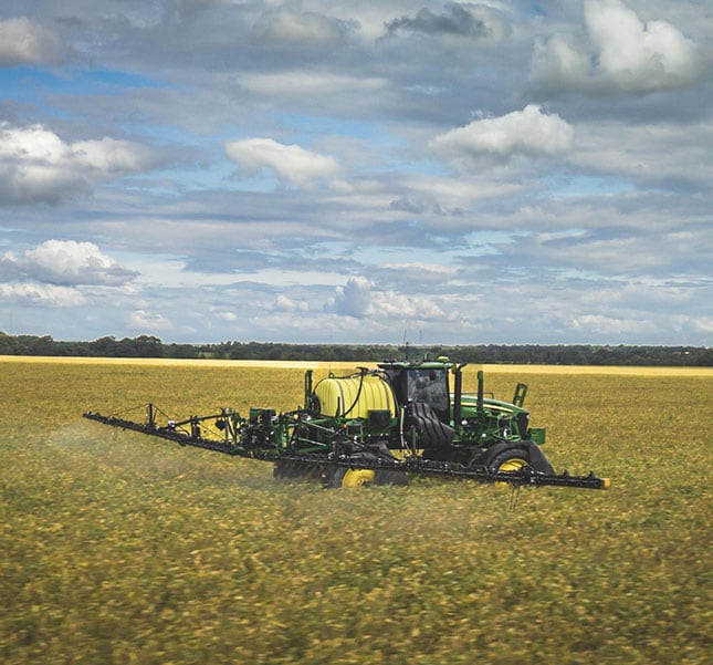 Pulverizador John Deere demonstrando o See & Spray Select em Taxa Variável.