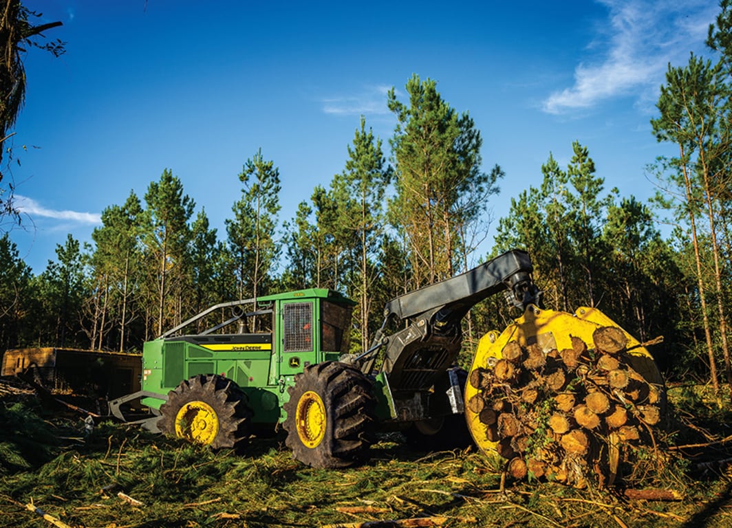 Skidder com Garra 848L em campo.