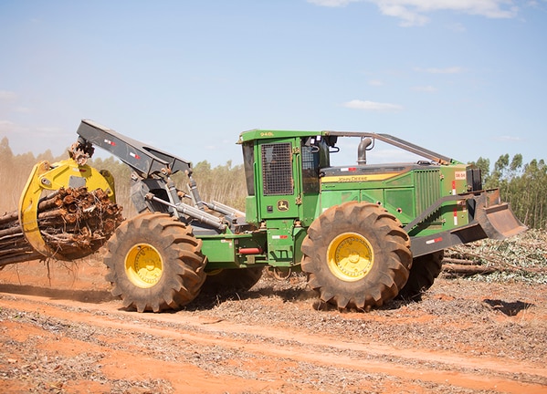 Skidder com Garra 948L em campo.