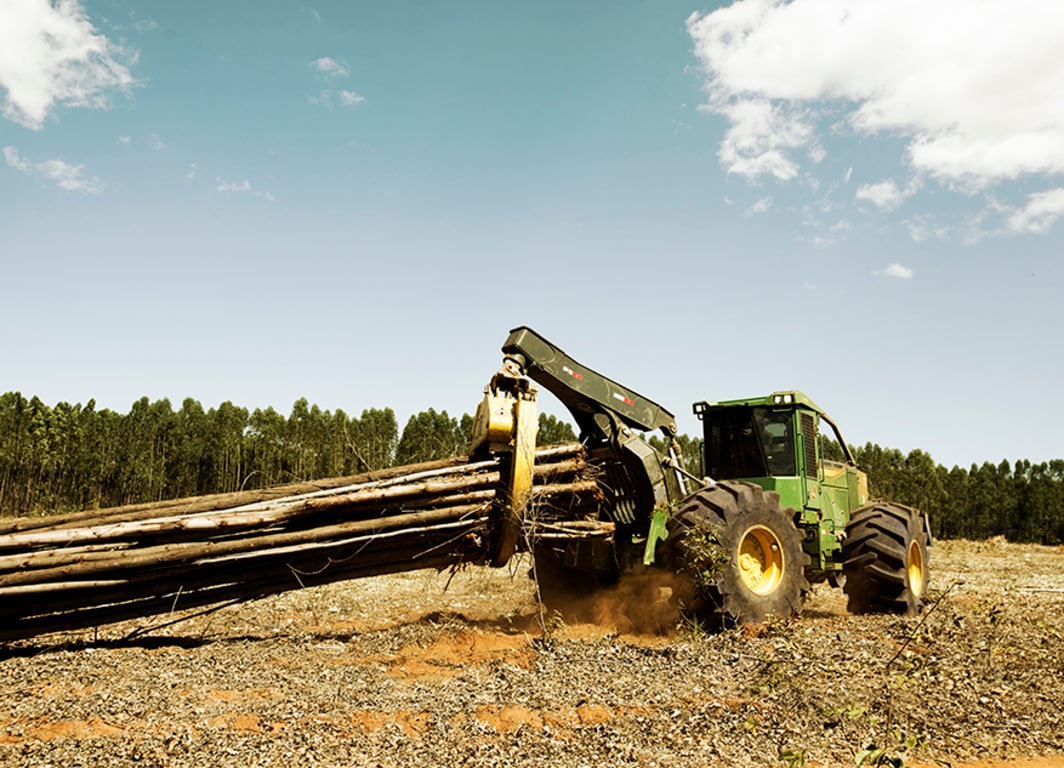 Skidder com Garra 948L em campo.