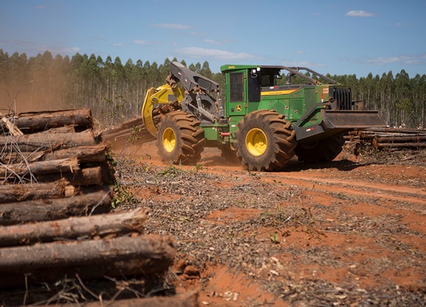 Skidder com Garra 948L em operação.