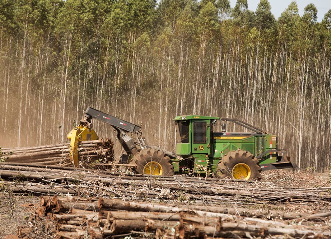 Skidder com Garra 948L em operação.