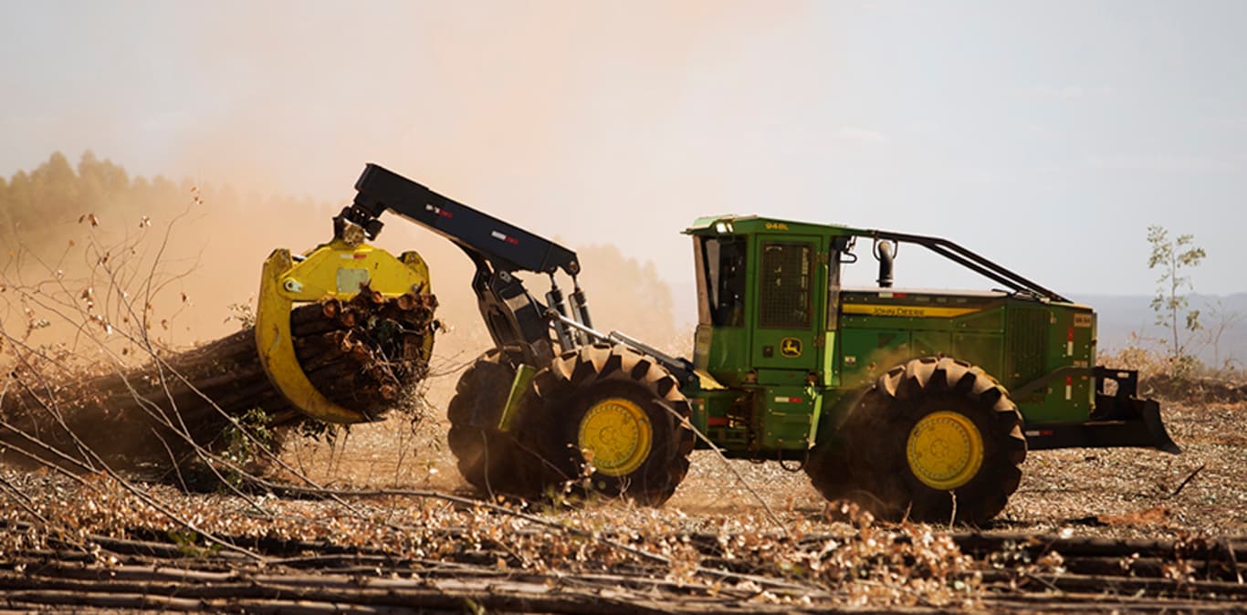 Skidder com Garra 948L em operação.