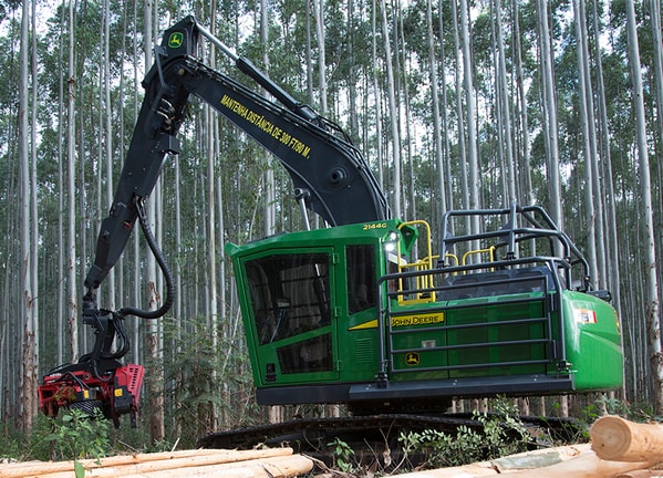 Máquina Florestal 2144G em operação.