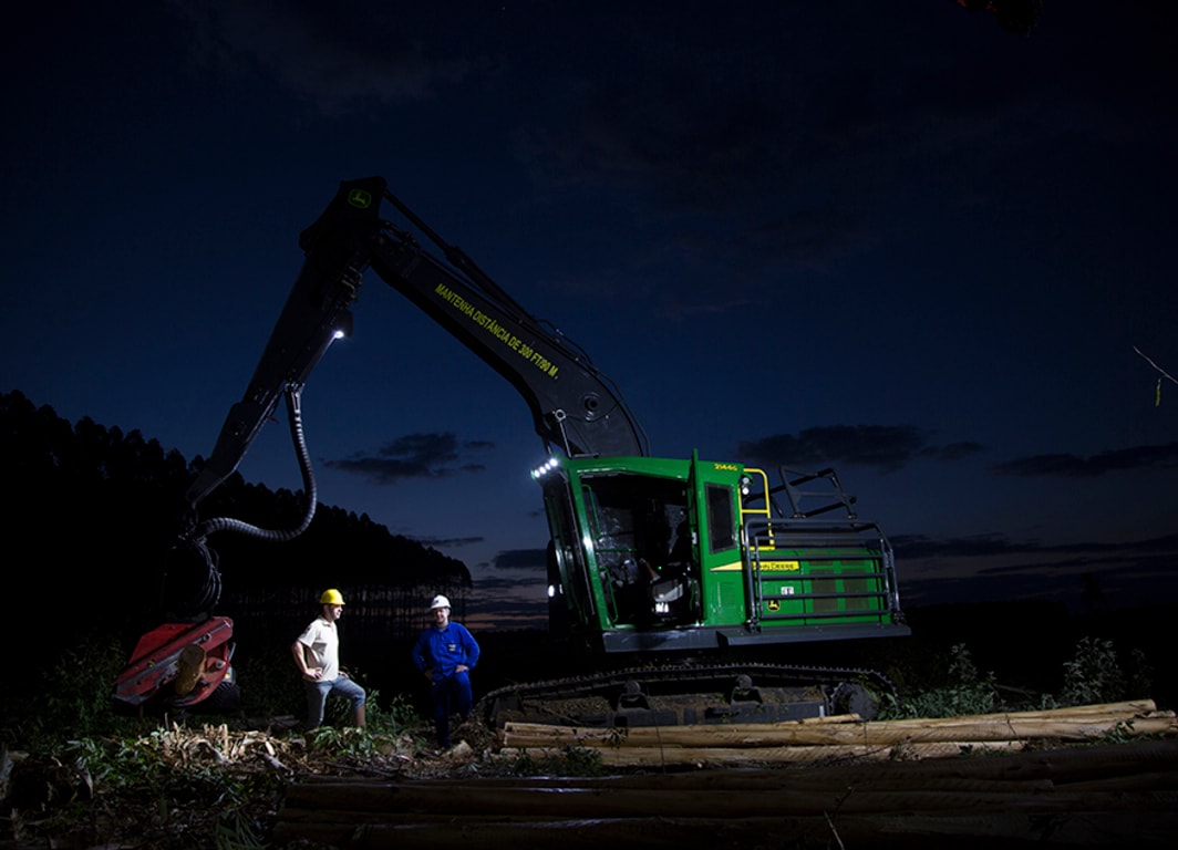 Máquina Florestal 2144G em operação.