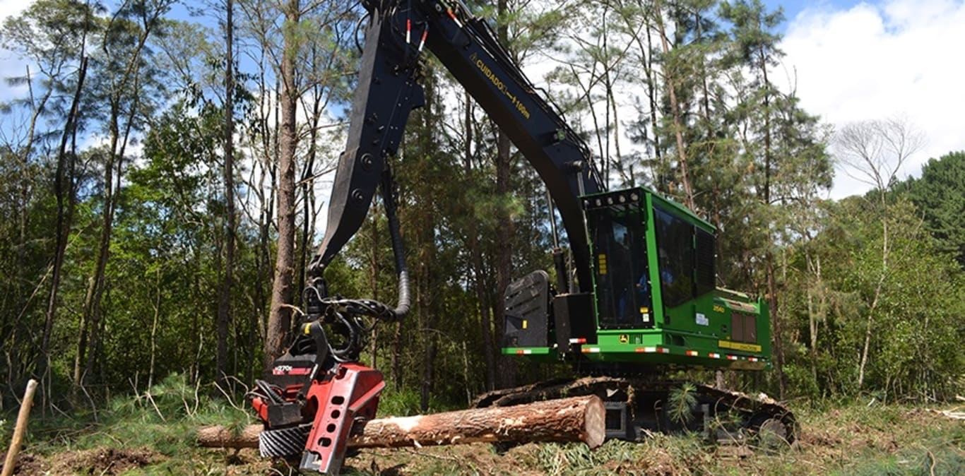 Máquina Florestal 2154G em operação.