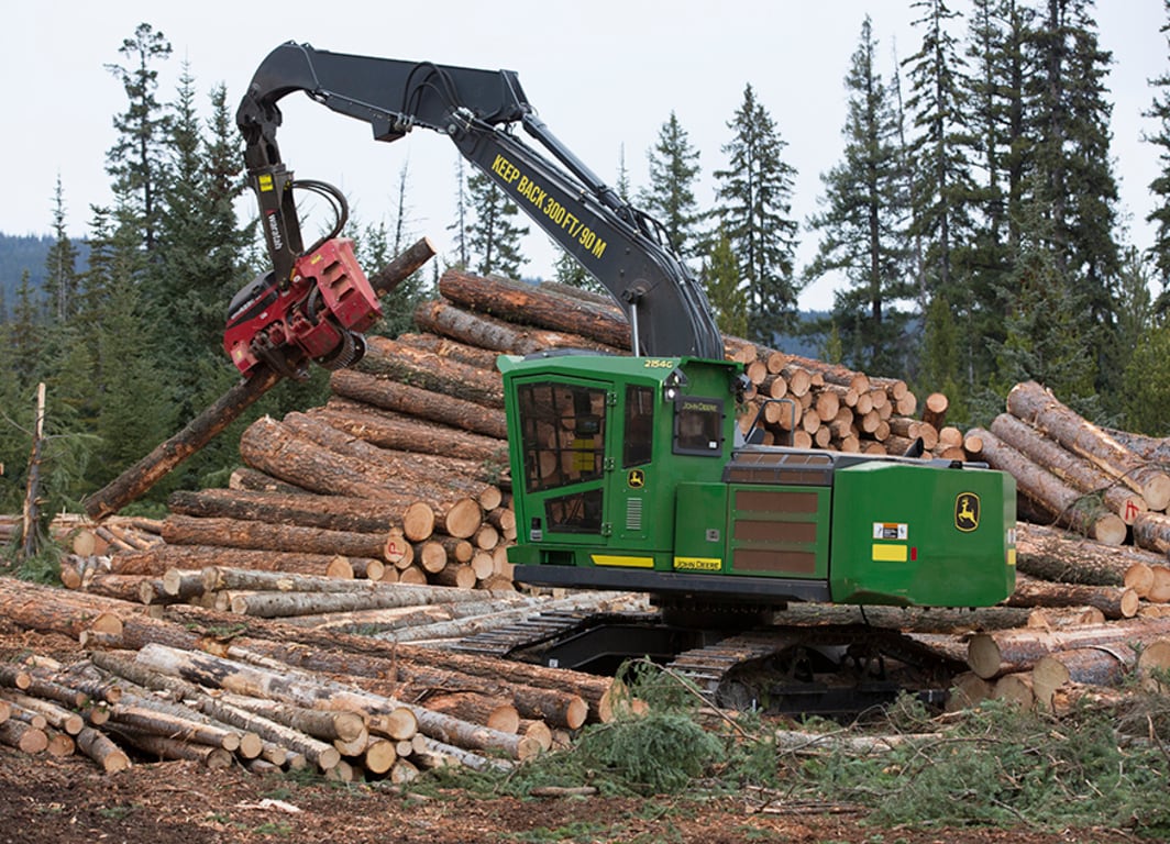 Máquina Florestal 2154G em operação.