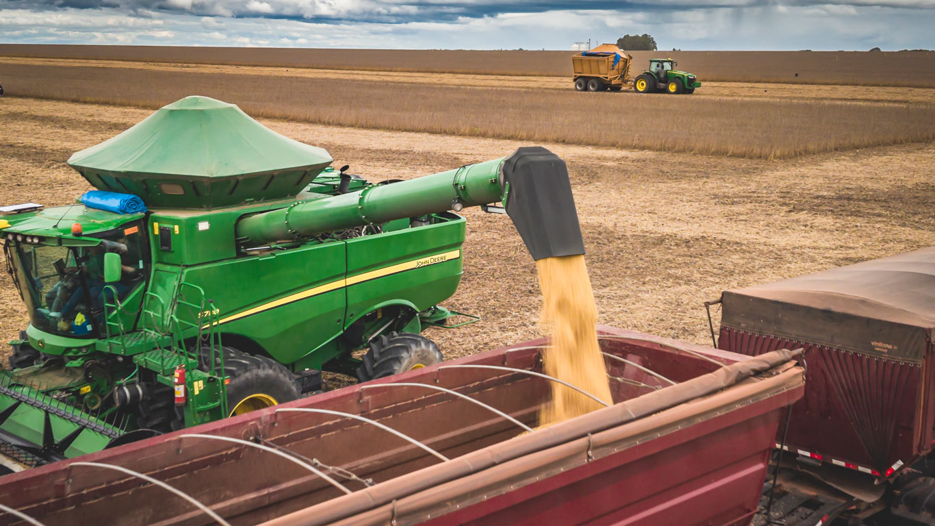 Colheitadeira John Deere no campo, com o Bocal de Descarga Ajustável.