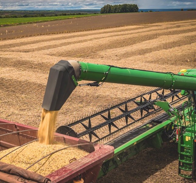 Colheitadeira John Deere no campo, colhendo.