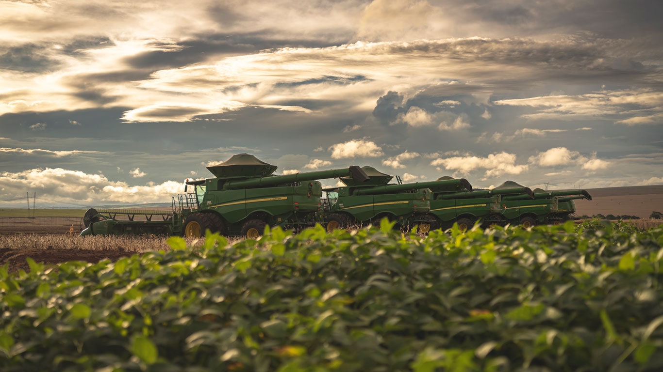Colheitadeira John Deere no campo.