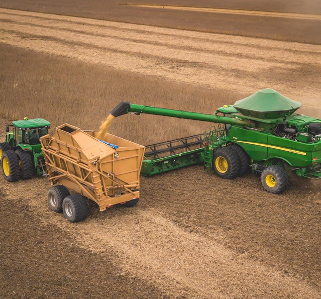 Colheitadeira John Deere no campo, colhendo.