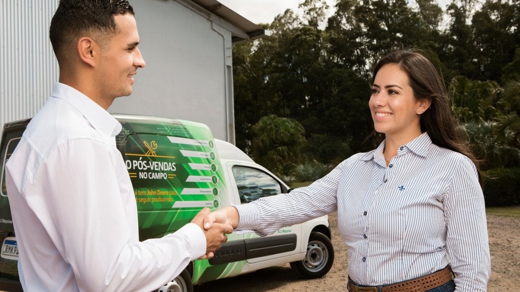 Van de Pós Vendas no campo, com o concessionário e cliente a frente.