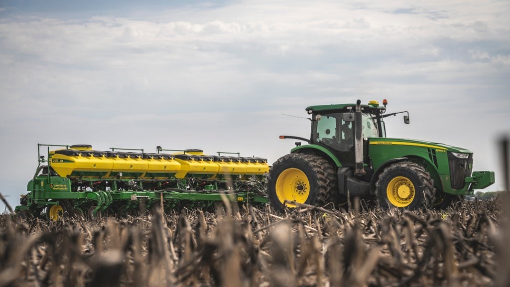 Plantadeira John Deere no campo.