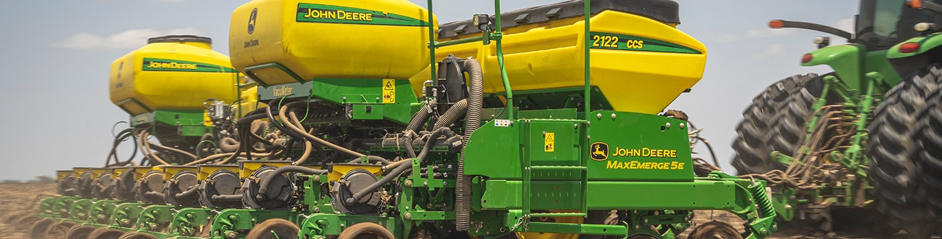 John Deere MaxEmerge 5E no campo.