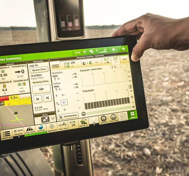 Monitor John Deere dentro da cabine.