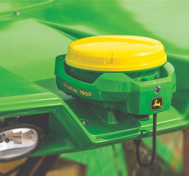 Starfire 7500 acoplado a uma máquina John Deere.
