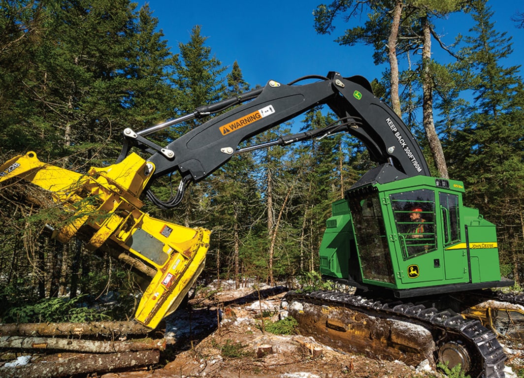 Imagem do Feller Buncher de Esteira 853M em operação.