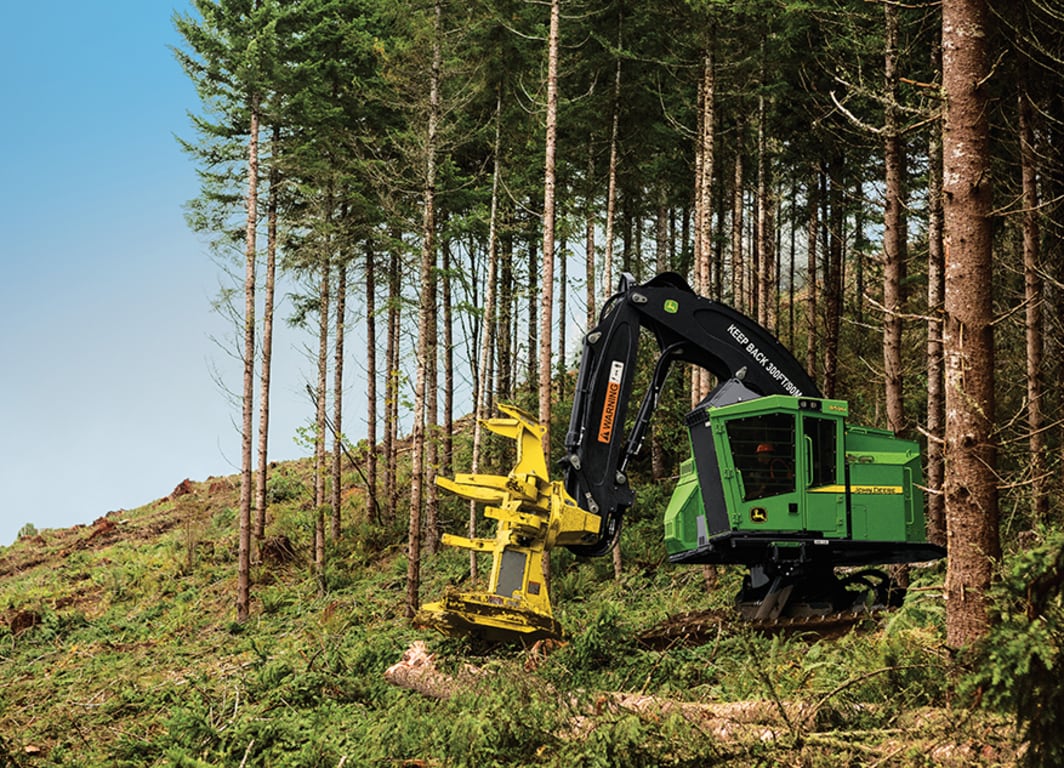 Imagem do Feller Buncher de Esteira 859M em operação.