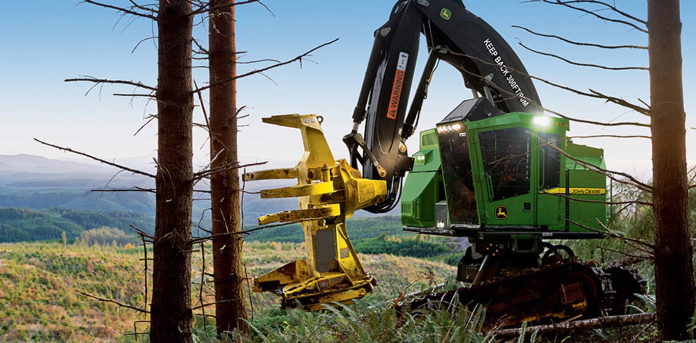 Imagem do Feller Buncher de Esteira 859M em operação.