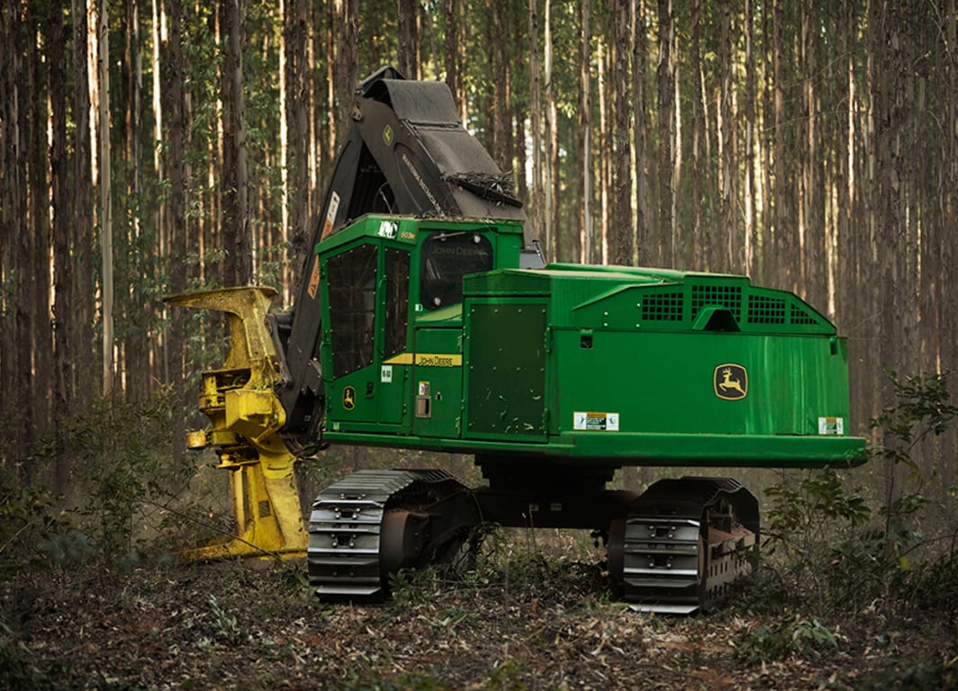 Imagem do Feller Buncher de Esteira 903M em operação.