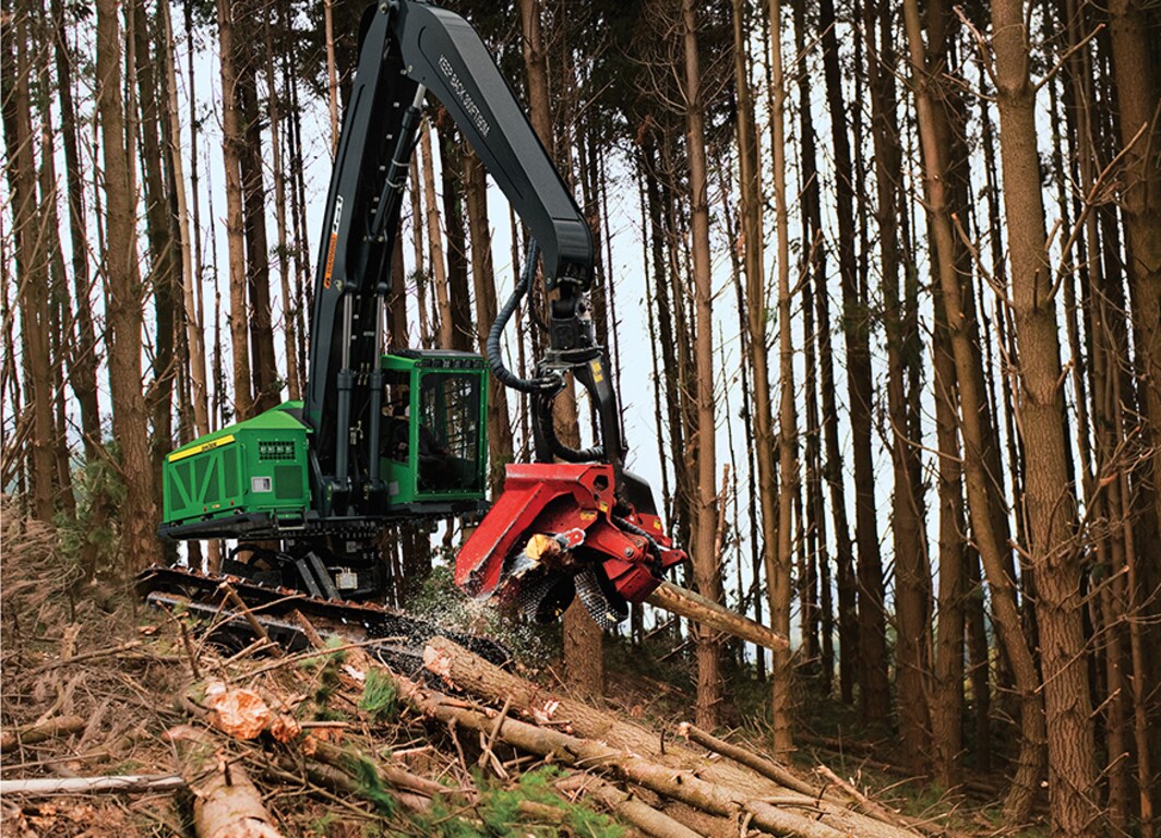 Imagem do Harvester de Esteira 909MH em operação.
