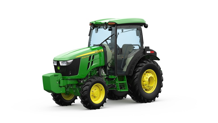 Trator 5060EN cabinado no fundo branco.