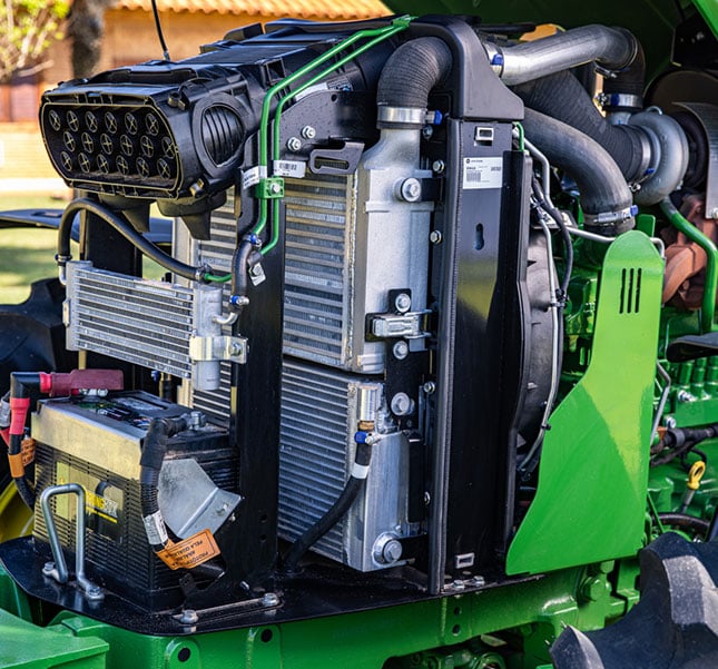 Detalhes do motor de um trator 5M.