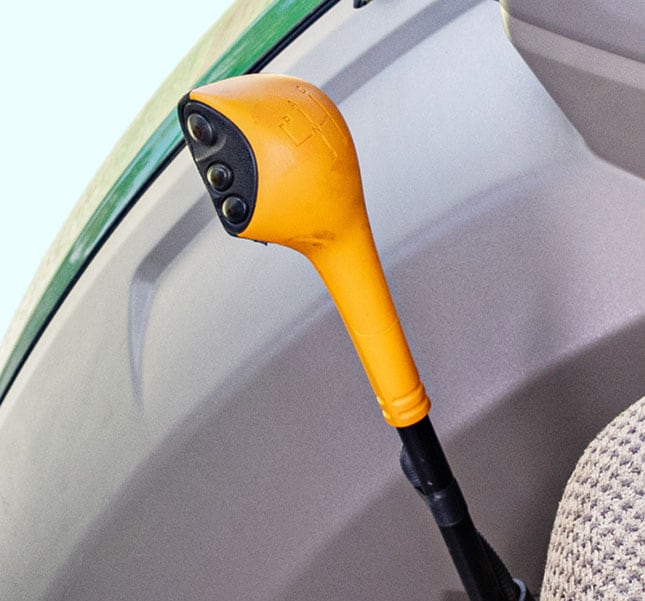 Detalhes dos botões de embreagem e velocidade PowrQuad localizadas na alavanca de grupos.