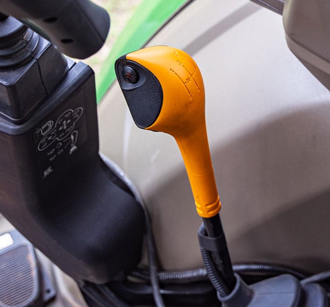 Detalhes do botão de embreagem PowrReverser localizado na alavanca de marchas.