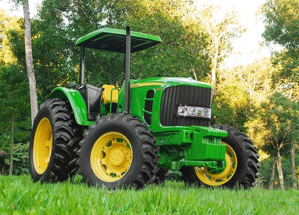 Trator 6100E em campo.