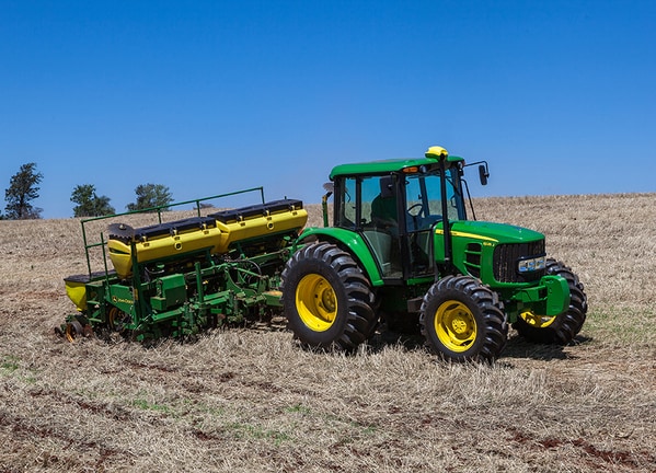 Trator 6125J com Plantadeira.