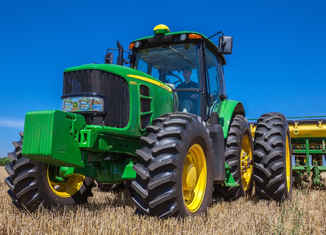 Trator 6135J em campo.