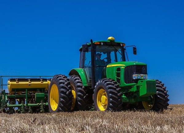 Trator 6150J em campo.