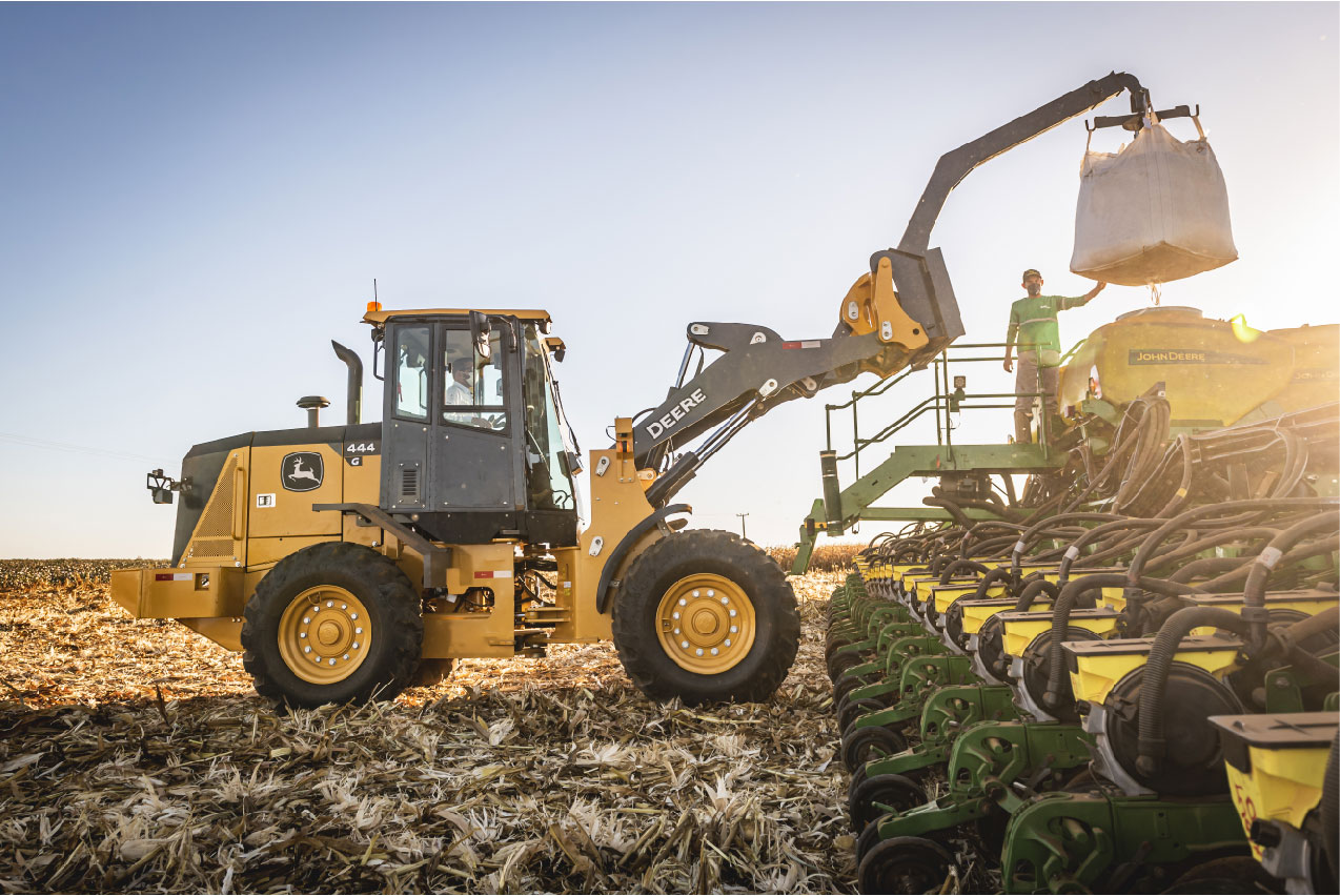 Pá Carregadeira 444G - em trabalho no campo