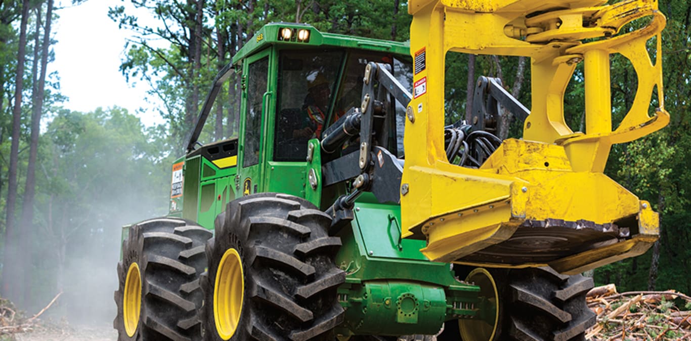 Imagem do Feller Buncher de Pneus 643L em operação.