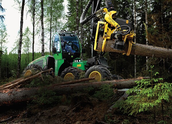 Imagem do Harvester de Pneus 1170E em operação.