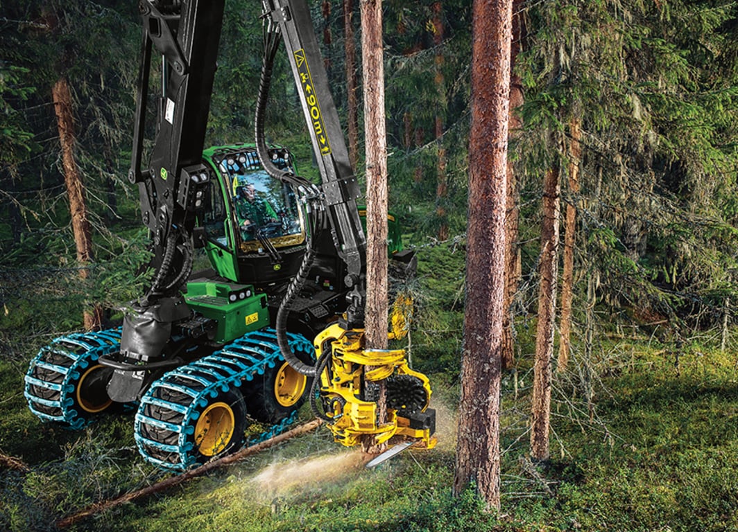 Imagem do Harvester de Pneus 1170E em operação.