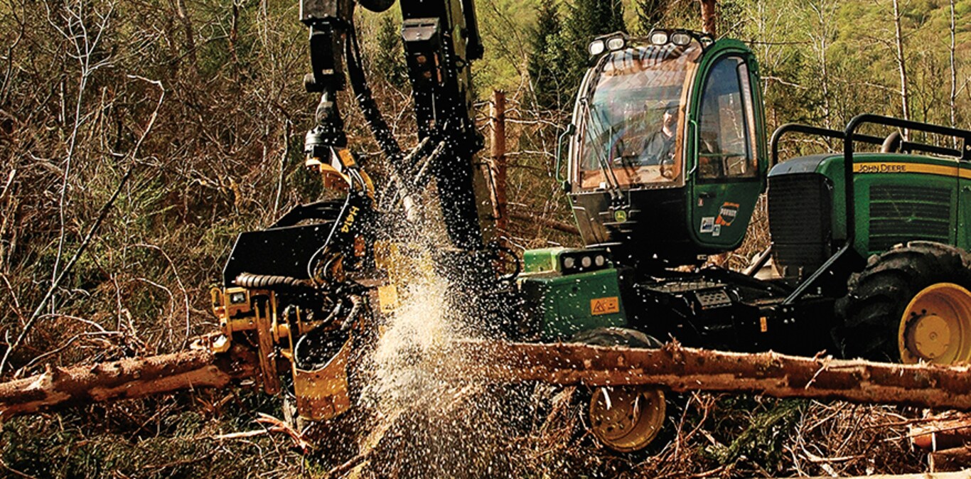 Imagem do Harvester de Pneus 1170E em operação.