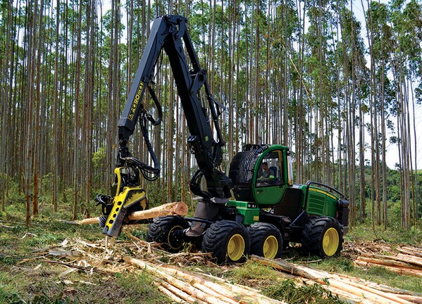 Imagem do Harvester de Pneus 1270E em operação.