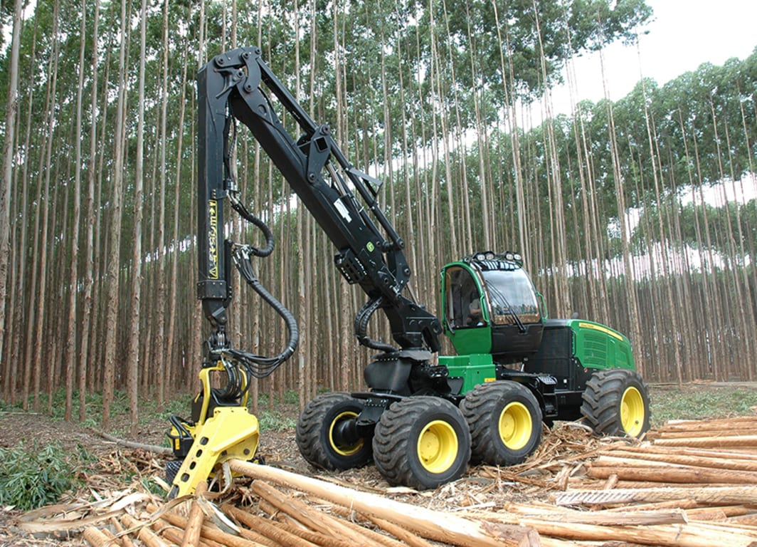 Imagem do Harvester de Pneus 1270E em operação.