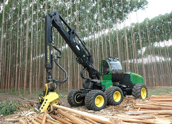 Imagem do Harvester de Pneus 1270E em operação.
